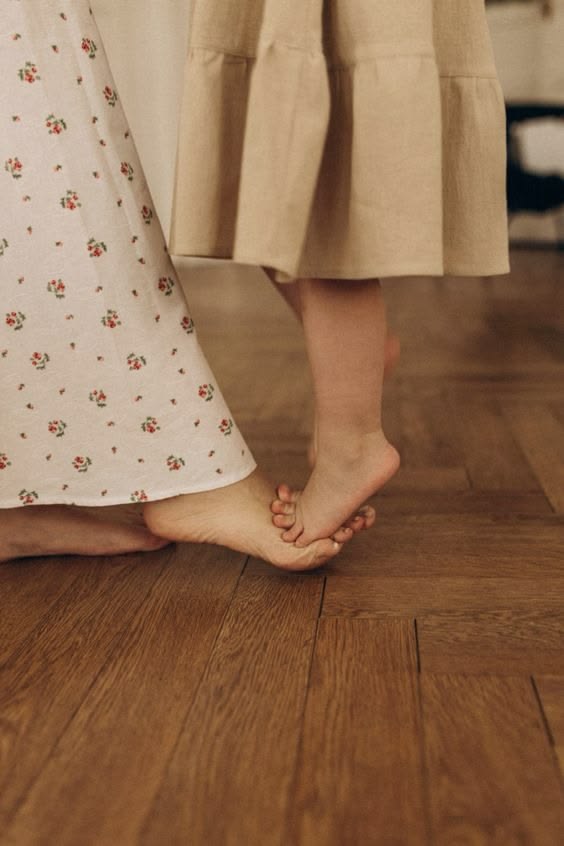 Una madre y su hijo, descalzos en casa