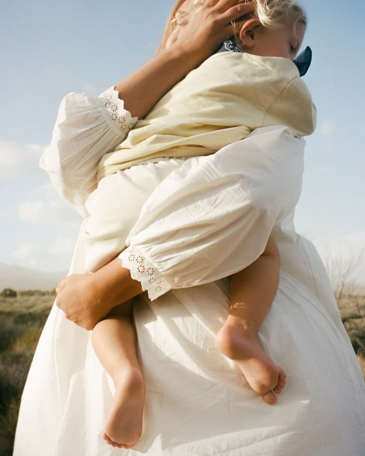 Una madre cargando a su hijo pequeño